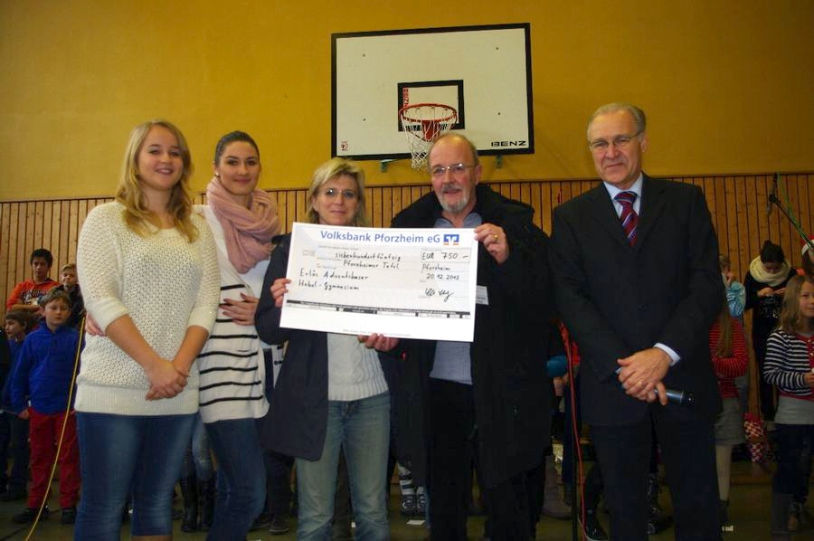 Hebel-Gymnasium Pforzheim
Spenden&uuml;bergabe 2012
&Uuml;bergabe der Spenden des Adventsbasars
Traditionell am letzten Schultag vor den Weihnachtsferien wurde die Spende des Adventsbasars der Hebel-Unterstufe an Vertreter der Pforzheimer Tafel &uuml;bergeben.